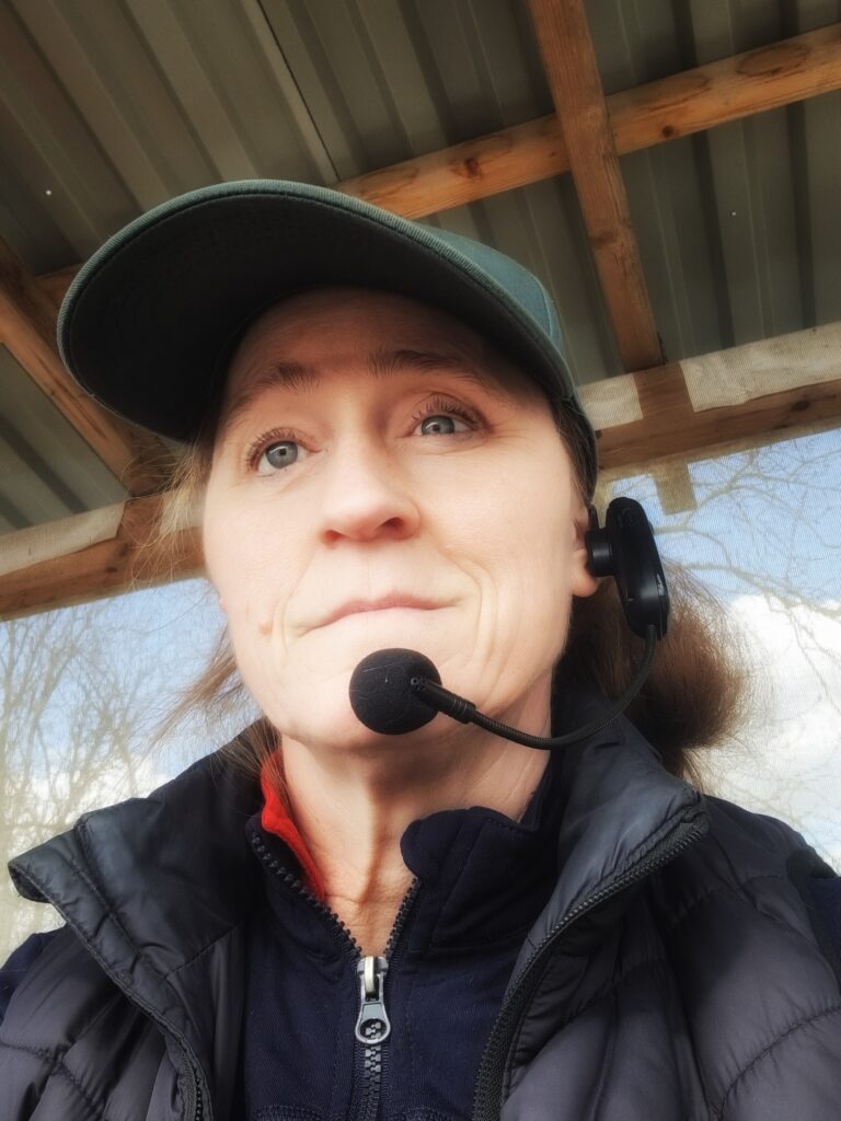 Jessika Rick undervisar med headset under ridlektion – fokus på hållbar utveckling av häst och ryttare